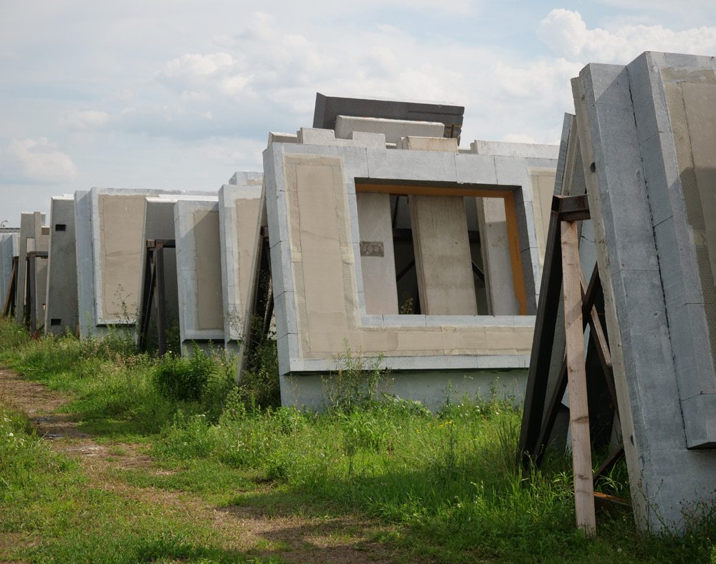 Hotové betonové panely ALPH připravené na skladovací ploše u výrobní haly